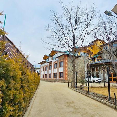 The Walnut Creek Pahalgam Hotel Buitenkant foto