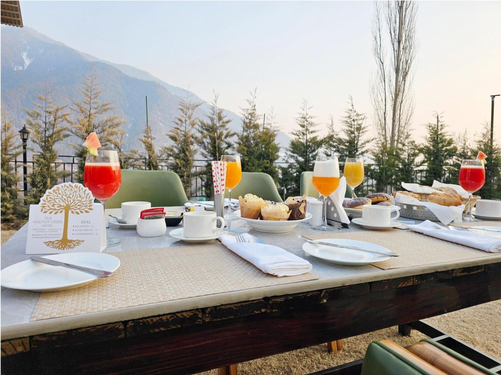 The Walnut Creek Pahalgam Hotel Buitenkant foto