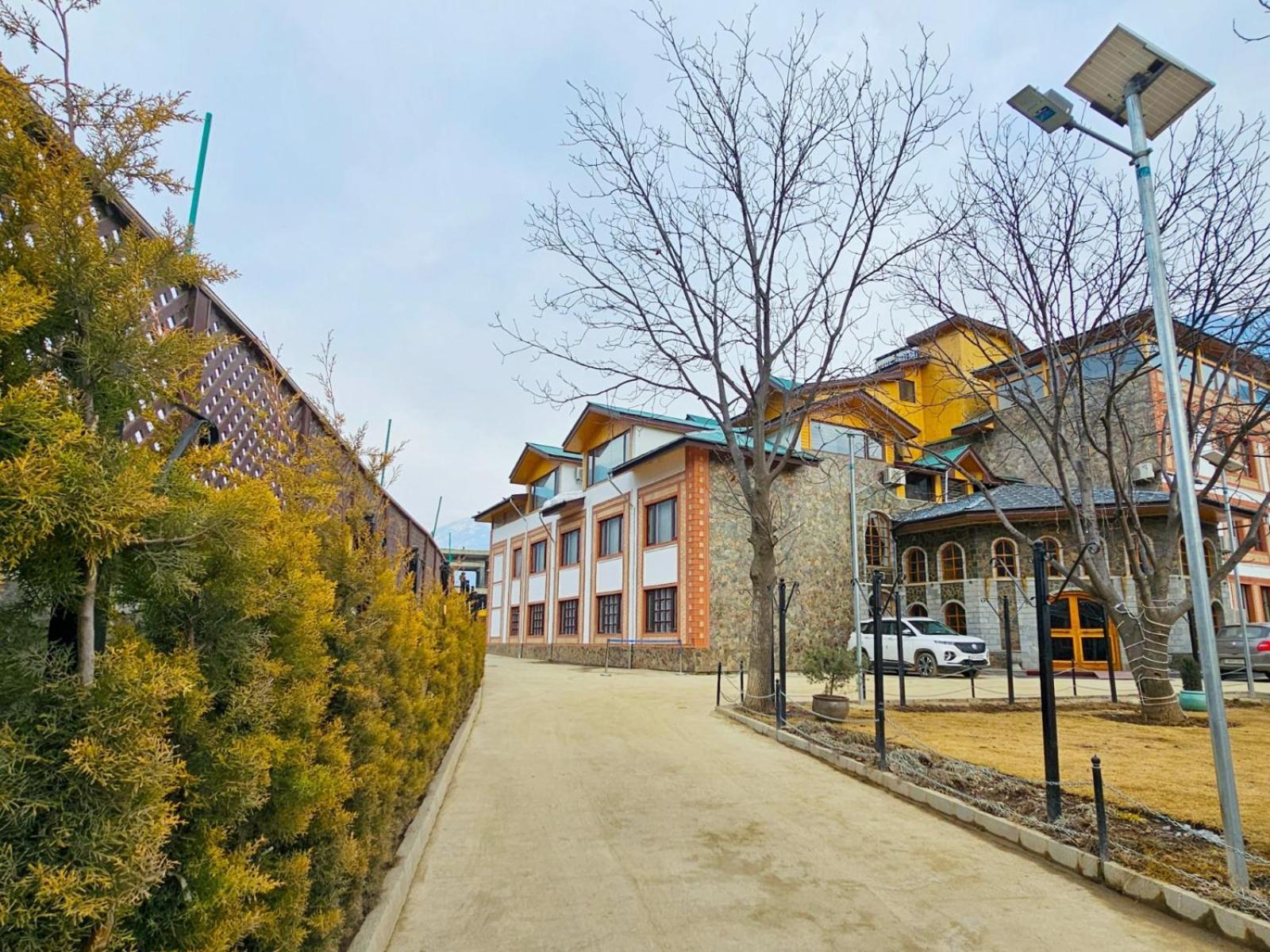 The Walnut Creek Pahalgam Hotel Buitenkant foto
