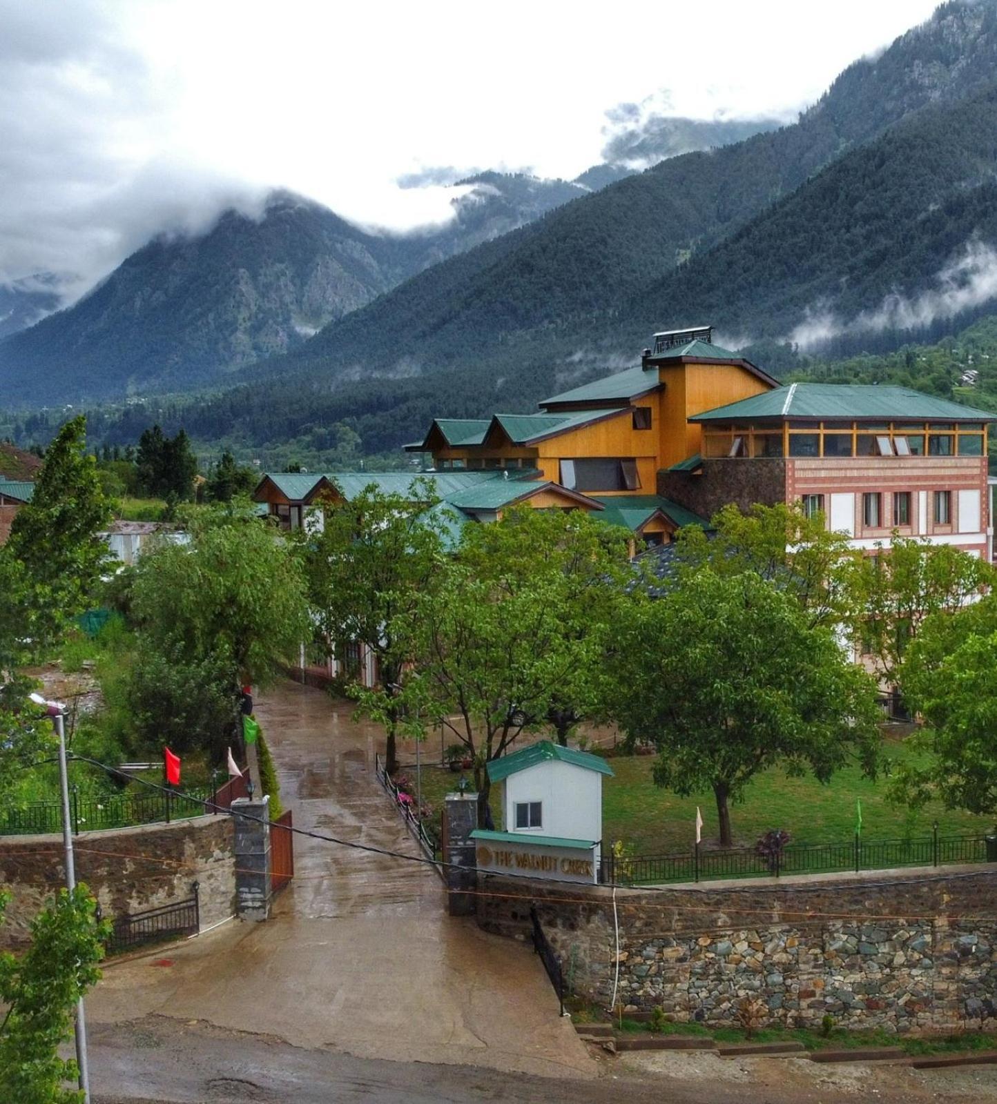 The Walnut Creek Pahalgam Hotel Buitenkant foto