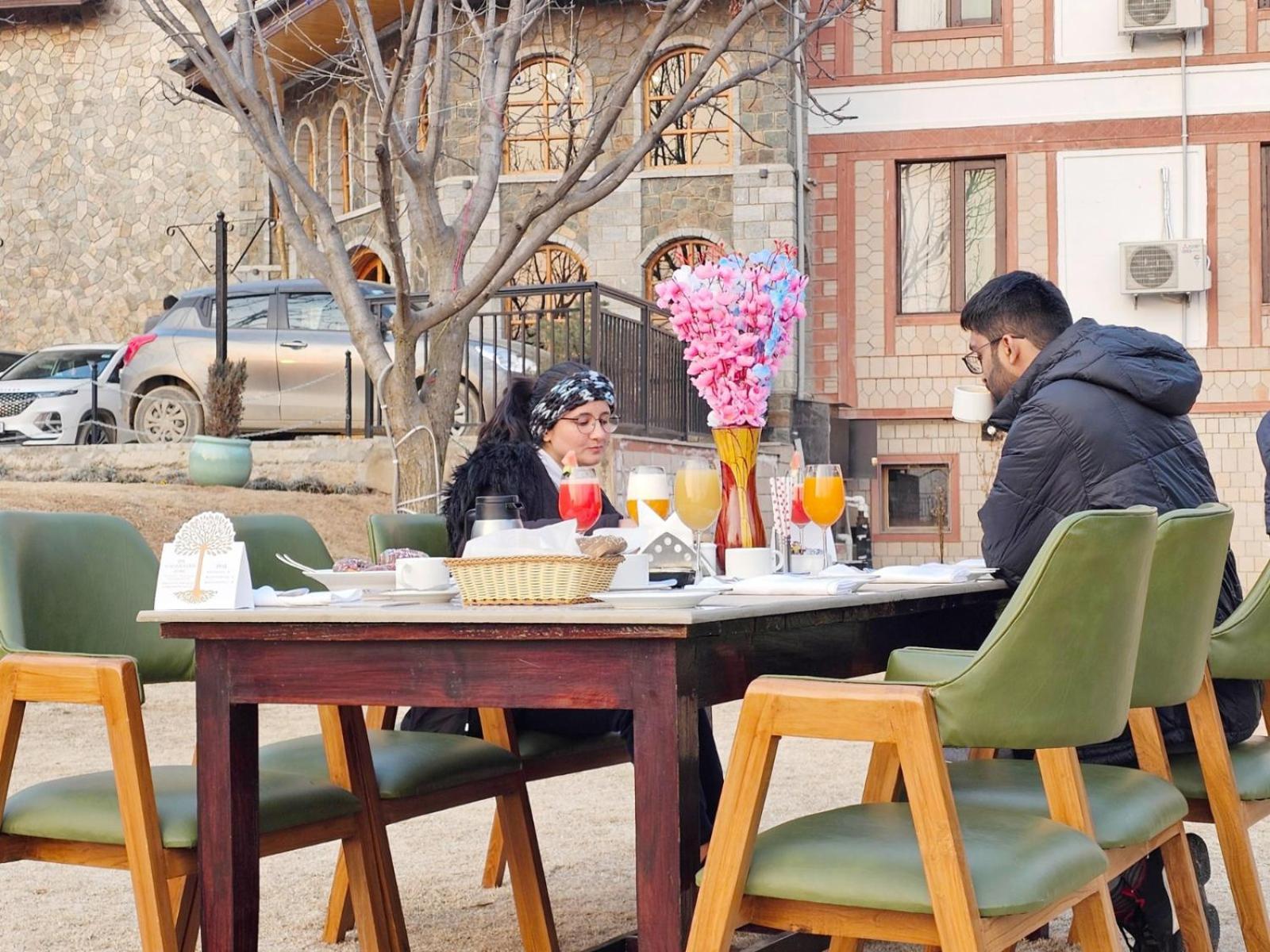 The Walnut Creek Pahalgam Hotel Buitenkant foto